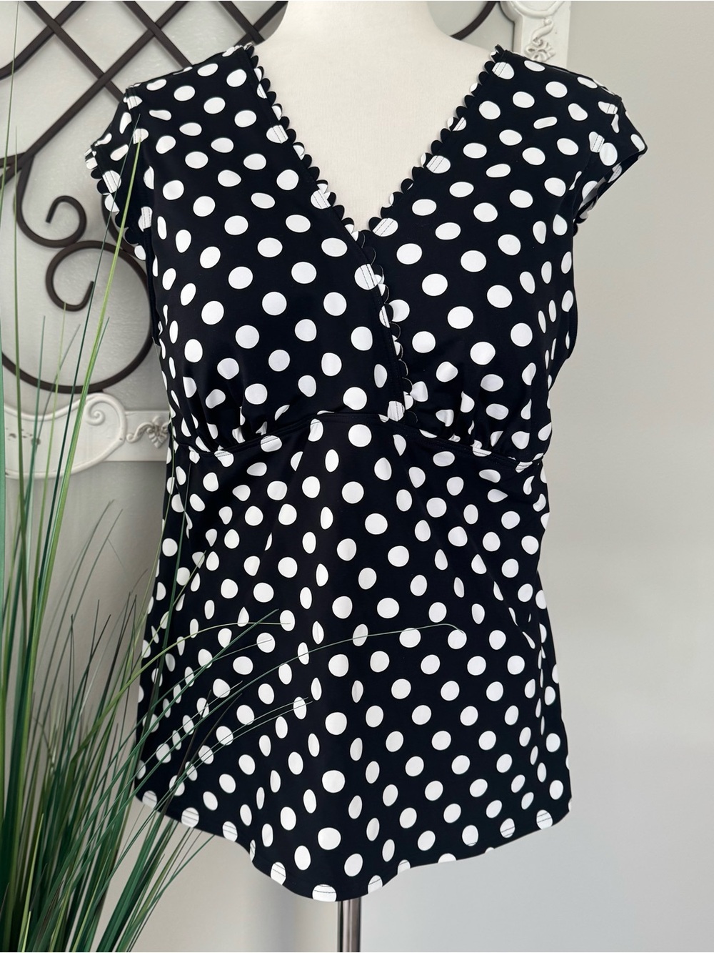 LANDS’ END Size 16 Black and White Polka Dot Tankini Top with Scalloped Edge